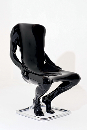 Ruth FRANCKEN - Chaise modèle « Homme » en fibre de verre et résine polyester laquée noire, piètement en laiton chromé